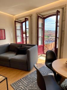 een woonkamer met een bank en een tafel bij Oporto Chic&Cozy - Ribeira in Porto