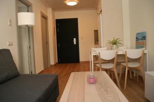 A seating area at Apartamentos Apartour Bormujos