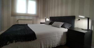 Postel nebo postele na pokoji v ubytování LOS CIERVOS - Cueva Valiente