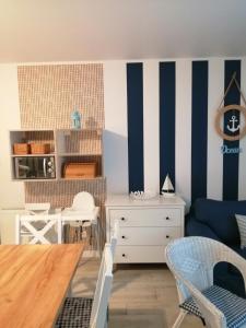 a living room with a blue and white striped wall at Dom w Pobierowie in Pobierowo