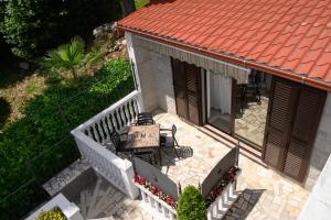 Elle offre une vue sur le toit-terrasse doté d'une table. dans l'établissement Apartments Villa Salona, à Opatija