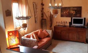 uma sala de estar com um sofá e uma televisão em Casa Elicriso em Porto Vecchio