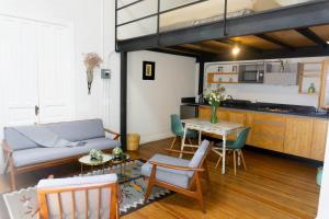 een woonkamer met een bank en een tafel bij Casa Moctezuma in Mexico-Stad