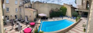 Bazén v ubytování Logis Hôtel La Bastide d'Entraigues nebo v jeho okolí
