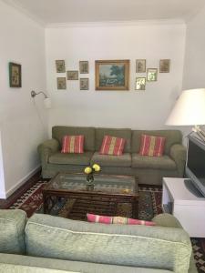 カスカイスにある3 Bedroom Town House - Historic Centre of Cascais. 100 mts from the beach and centre of Cascaisのリビングルーム(ソファ、コーヒーテーブル付)