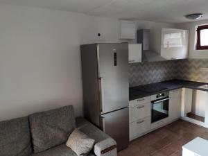 A kitchen or kitchenette at 2 minutes to the beach