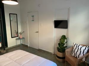 Tempat tidur dalam kamar di Santurcia Hostel