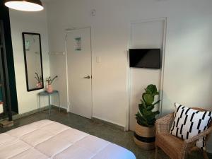 TV a/nebo společenská místnost v ubytování Santurcia Hostel