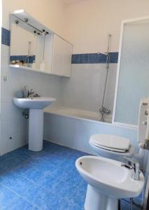 ein Badezimmer mit einem Waschbecken, einem WC und einer Badewanne in der Unterkunft Appartamento sul lago Maggiore in Castelletto sopra Ticino