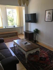 a living room with a coffee table and a flat screen tv at Hugos Haus & Berthas Haus in Eckernförde