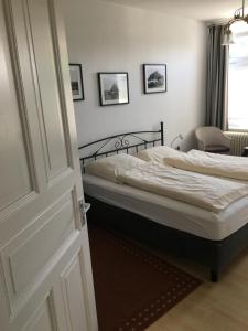 Ein Bett oder Betten in einem Zimmer der Unterkunft Hugos Haus & Berthas Haus