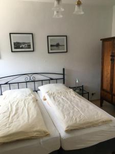 Ein Bett oder Betten in einem Zimmer der Unterkunft Hugos Haus & Berthas Haus