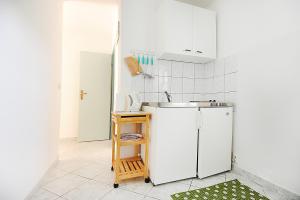 una cucina con frigorifero bianco e lavandino di Apartments Rejo a Okrug Donji
