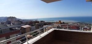 - un balcon offrant une vue sur la ville dans l'établissement Leena suites, à Trabzon