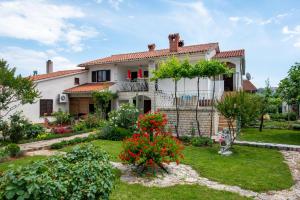 a house with a garden in front of it at Apartment Vinez in Labin
