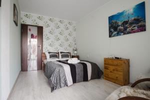 1 dormitorio con 2 camas y vestidor en roomsy Chopina en Sopot