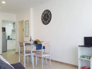 A kitchen or kitchenette at BRAVAHOLIDAYS-260-Lotus-2