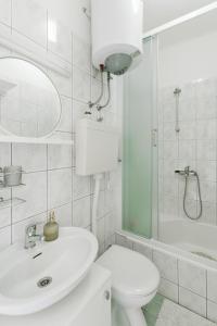 A bathroom at Apartment Kuzmanić