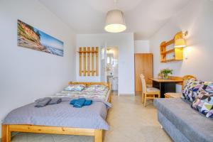 1 dormitorio con 1 cama y 1 sofá en Albatros en Władysławowo