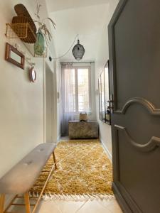 einen Flur mit einer Bank und einem Teppich in der Unterkunft Appartement quartier historique Orleans in Orléans