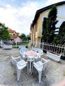 patio con tavolo, sedie e recinzione di Apartman Casa Lux a Vrnjačka Banja