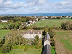 eine Luftansicht eines großen Hauses auf einem Feld in der Unterkunft Manoir de l’Ormel Omaha Beach in Vierville-sur-Mer