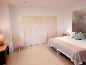 sypialnia z łóżkiem i krzesłem w obiekcie Apartamento Vistas golf Bonmont w mieście Bonmont Terres Noves +11 zdjęć