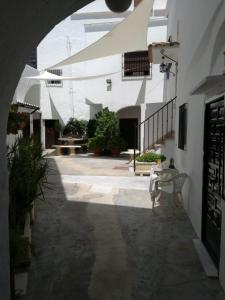un patio vacío con una mesa y un edificio en Casa López, en Vejer de la Frontera