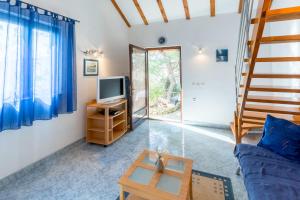 a living room with a couch and a tv at Vacation house Milka in Milna