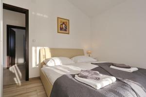 Postel nebo postele na pokoji v ubytování Apartments Lisac
