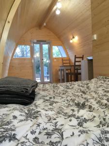 a bedroom in a log cabin with a bed at Hébergement insolite homes d Opale in Saint-Martin-Boulogne