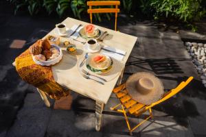 a table with two plates of food and a hat on it at Casa Tuna in Mexico City