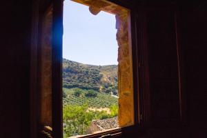 uma janela com vista para uma montanha em Hostal Restaurante Sierra De La Martina em Charilla