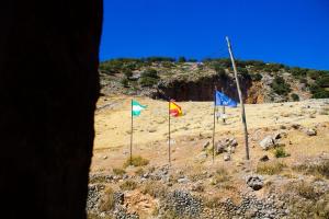 Hostal Restaurante Sierra De La Martina في Charilla: مجموعة من الأعلام على تلة في حقل