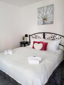Säng eller sängar i ett rum på Central Luxury Apartments