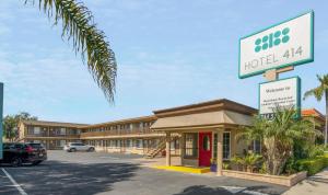 a hotel atlas sign in front of a parking lot at Hotel 414 Anaheim in Anaheim