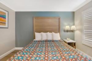 a hotel room with a bed in a room at Hotel 414 Anaheim in Anaheim