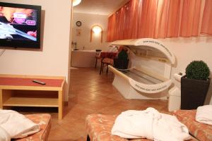 Pokój szpitalny z łóżkiem i telewizorem w obiekcie Landhaus Grünberg w mieście Obsteig