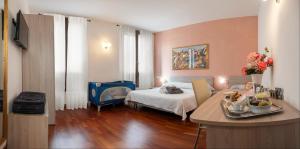 een slaapkamer met een bed en een tafel in een kamer bij Ca' degli Specchieri in Venetië