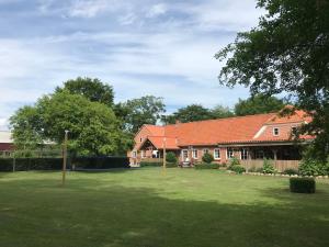 a large house with a yard with a house at Familiehuis Boysen Appartementen in Ribe