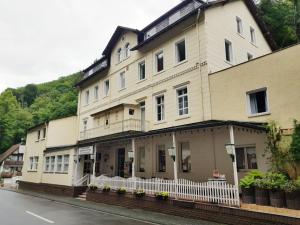 ein großes weißes Gebäude an der Straßenseite in der Unterkunft Astoria Hotel Bad Wildstein in Traben-Trarbach