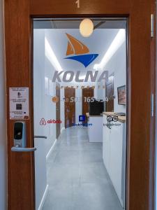 szklane drzwi z napisem krona w obiekcie Kolna Apartments w Szczecinie