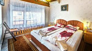 Schlafzimmer mit einem Bett und einem Fenster in der Unterkunft Villa Summer House in Sweti Konstantin