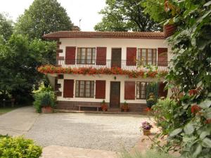 a house with flowers on the front of it at Gîte altzia haut in Saint-Michel