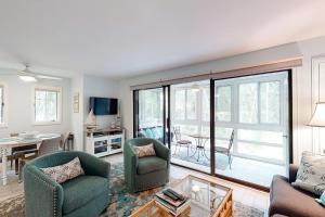 uma sala de estar com um sofá, cadeiras e uma mesa em Seascape 3522 em Kiawah Island