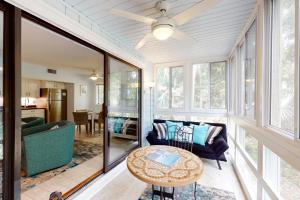 uma sala de estar com uma ventoinha de tecto e uma mesa em Seascape 3522 em Kiawah Island