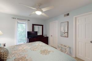 um quarto com uma cama e uma ventoinha de tecto em Seascape 3522 em Kiawah Island