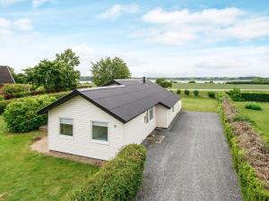 una pequeña casa blanca con techo negro en 6 person holiday home in Hejls, en Hejls