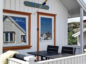 einen schwarzen Tisch auf der Veranda eines Hauses in der Unterkunft 3 person holiday home in Gullholmen in Gullholmen
