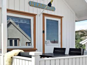 einen Tisch und Stühle auf der Veranda eines Hauses in der Unterkunft 3 person holiday home in Gullholmen in Gullholmen